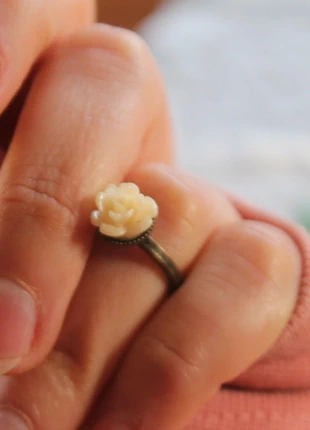 Anellino con rosa color panna, brand: Vintage Chic, condizioni: Ottime, taglia: 17,3 mm Ø / 14,5, €5.00, €5.95 include la Protezione acquisti