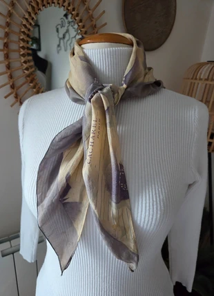 Cacharel🌿 Foulard demi-carré vintage triangle en soie crème à motifs fleurs lilas, merk: Cacharel, staat: Goed, € 9,00, € 10,15 inclusief Kopersbescherming Pro