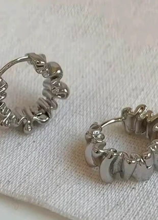 Stainless steel ruffled hoops – zilveren geplooide oorbellen, modern & uniek, merk: Trendy, staat: Nieuw met prijskaartje, € 2,00, € 2,80 inclusief Kopersbescherming