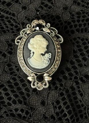 Broche camée vintage argentée, portrait femme blanc sur fond Noir, marke: Vintage Dressing, zustand: Sehr gut, 12,00 €, 13,30 € inklusive Vinted-Käuferschutz