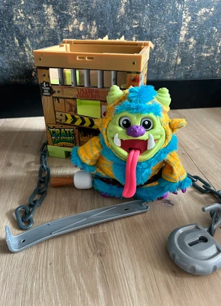Crate creature, merk: Monster, staat: Heel goed, maat: 4 jaar / 104 cm, € 5,00, € 5,95 inclusief Kopersbescherming
