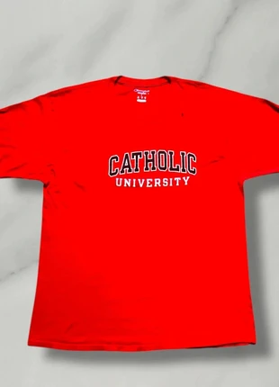 Tee-shirt Champion rouge Catholic University USA, marke: Champion, zustand: Sehr gut, größe: L, 20,00 €, 21,70 € inklusive Vinted-Käuferschutz
