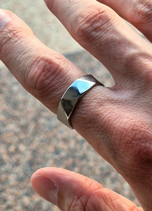 Bague grise argentée effet brossé texturé élégante chic, merk: Minym, staat: Nieuw zonder prijskaartje, maat: Aanpasbaar, € 6,99, € 8,04 inclusief Kopersbescherming Pro