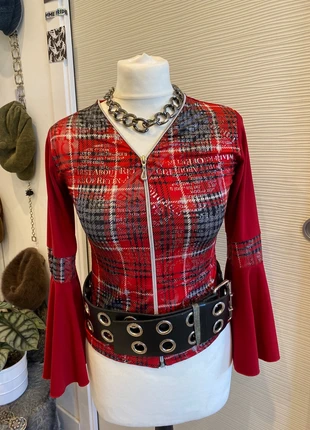 Top y2k rouges à carreaux et écritures, manches évasées, marque: y2k, état: Très bon état, taille: S / 36 / 8, 5,00 €, 5,95 € Protection acheteurs incluse