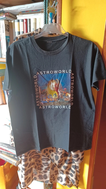 Camiseta negra de Travis Scott de su álbum Astroworld.