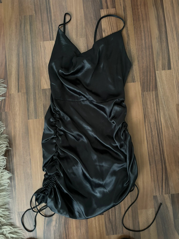 Schwarzes Kleid mit schüren 2