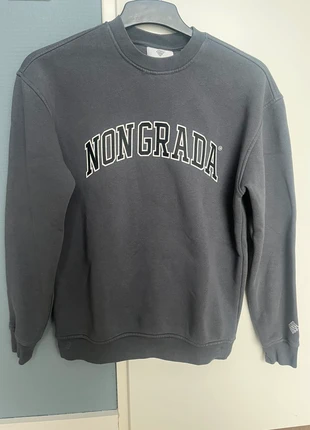 Donkergrijze trui, marque: Non Grada, état: Bon état, taille: XS, 11,00 €, 12,25 € Protection acheteurs incluse