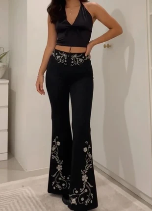 Pantalon flare noir brodé boho chic, taille haute et coupe évasée. taille M, marke: Vintage Dressing, zustand: Sehr gut, größe: M / 38 / 10, 59,00 €, 62,65 € inklusive Vinted-Käuferschutz