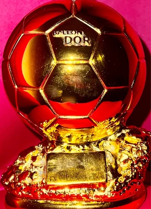 🏆 Ballon d' OR France Football Trophée 100 % résine doré idée déco souvenir sport collection neuf, marke: FIFA, zustand: Neu, 50,00 €, 53,20 € inklusive Vinted-Käuferschutz