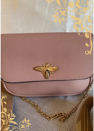 Sac bandoulière rose poudré avec bijou abeille, marque: Tendance, état: Très bon état, 8,00 €, 9,10 € Protection acheteurs incluse