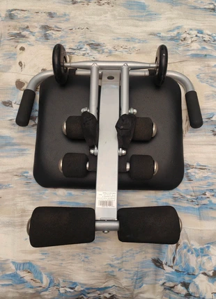 Attrezzo palestra per addominali con seduta imbottita, brand: Workout, condizioni: Nuovo senza cartellino, €20.00, €21.70 include la Protezione acquisti