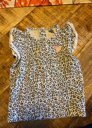 Meisjes shirtje, marque: New Born, état: Très bon état, taille: 3-6 mois / 62 cm, 2,00 €, 2,80 € Protection acheteurs incluse