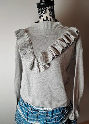 Grauer Strickpullover mit Turtleneck und Rüschen, marke: Sonstiges, zustand: Sehr gut, größe: M / 38 / 10, 5,00 €, 5,95 € inklusive Vinted-Käuferschutz