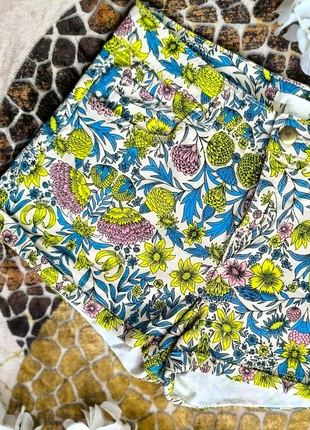 Mini short en jean's beige et motif fleuri H&M taille XS 💫💫, marca: H&M, estado: Muito bom, tamanho: XS / 34 / 6, €4.50, €5.43 inclui Proteção do Comprador Pro