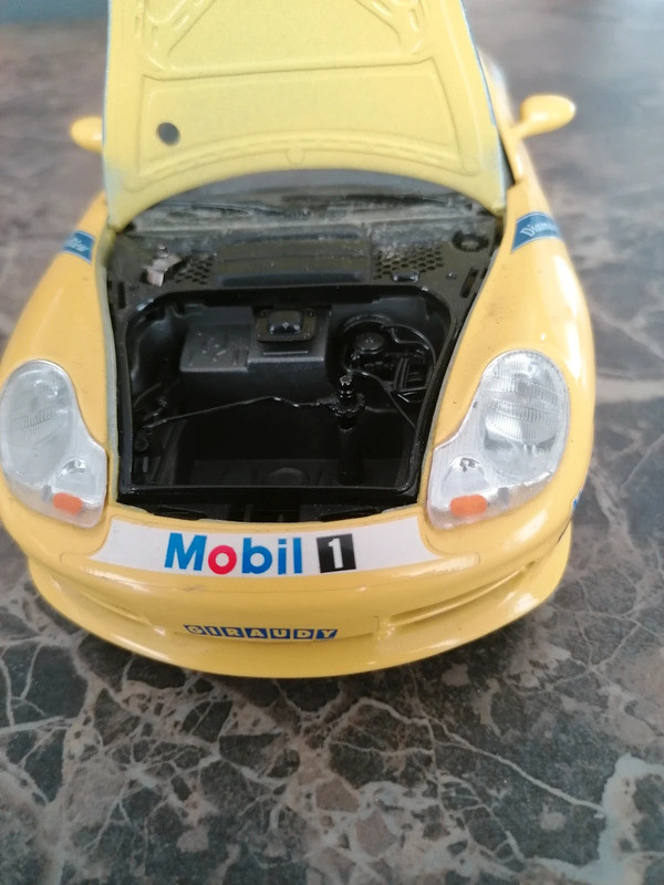 Bburago schaalmodel 1/18 porsche Carrera 911 racewagen uit 1997 | Vinted