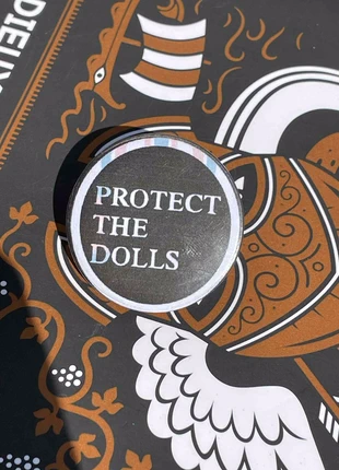 Pins transgenre « Protect the dolls », estado: Novo com etiquetas, €2.00, €2.80 inclui Proteção do Comprador