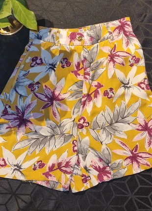 Short fluide jaune motif fleuri , marque: Sweewë, état: Très bon état, taille: S / 36 / 8, 2,00 €, 2,80 € Protection acheteurs incluse