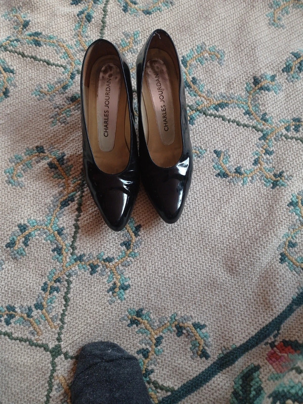 Zapato de piel de charol marca Charles Jourdan