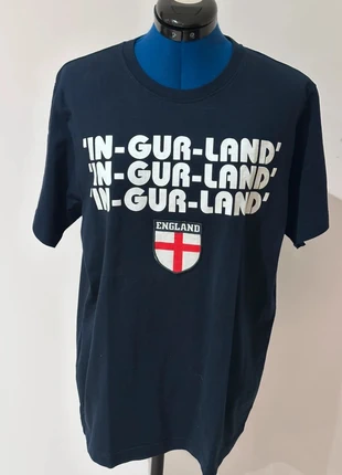 T-shirt bleu marine à imprimé écusson England – Taille M, marque: ENGLAND, état: Très bon état, taille: M, 7,00 €, 8,05 € Protection acheteurs (Pro) incluse
