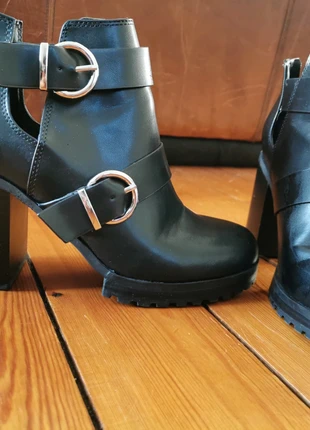 Bottines à talons à boucles en simili cuir noir Pull & Bear, brand: Pull & Bear, condition: Good, size: 39, €10.00, €11.20 includes Buyer Protection