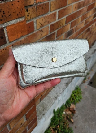 Pochette cuir platine, marque: The Genuine Leather, état: Très bon état, 6,00 €, 7,00 € Protection acheteurs (Pro) incluse