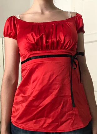 cute fitted elegant red satin shortsleeve puffsleeve fitted shirt top black ribbon bow, marke: COQUETTE, zustand: Gut, größe: S / 36 / 8, 20,00 €, 21,20 € inklusive Vinted-Käuferschutz