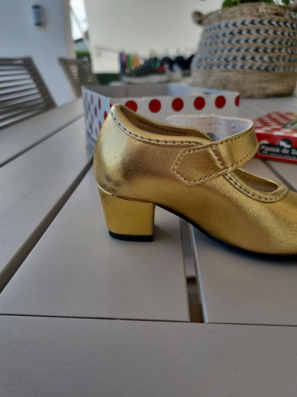 Zapatos flamenca niña en oro.