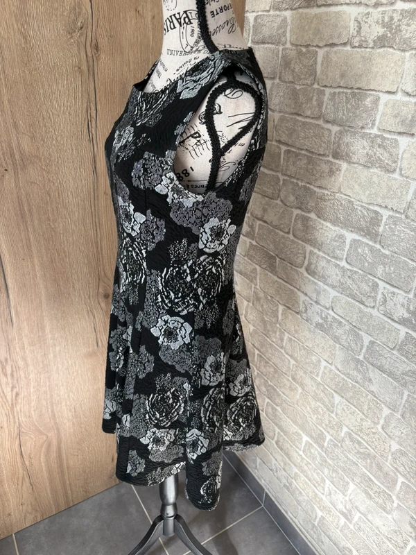 Robe patineuse imprimée fleurie taille 4 - photo numéro 5
