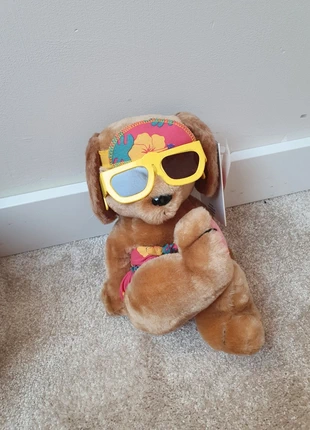 Knuffel hond met zonnebril van Dakin bijenkorf, merk: De Bijenkorf, staat: Heel goed, maat: Universeel, € 7,00, € 8,05 inclusief Kopersbescherming Pro