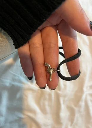 Ketting met pistooltje, merk: EMO, staat: Nieuw zonder prijskaartje, € 1,50, € 2,28 inclusief Kopersbescherming