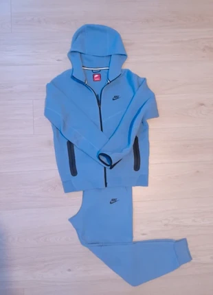 Ensemble Nike Tech Fleece Bleu Clair – Taille M, marque: Nike, état: Très bon état, taille: M, 96,00 €, 101,50 € Protection acheteurs incluse