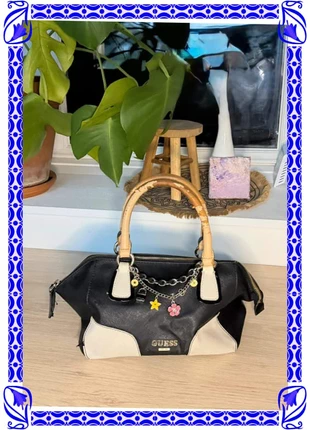 Sac à main GUESS noir et beige avec breloques – modèle élégant – poignées usées, merk: GUESS, staat: Goed, € 22,99, € 24,84 inclusief Kopersbescherming