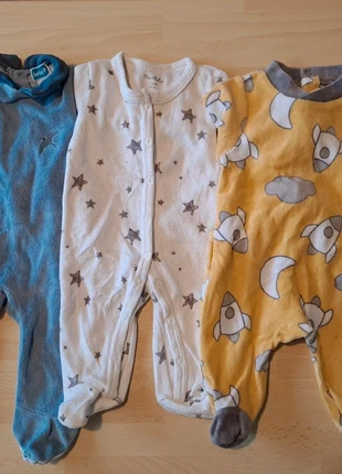 Lot de 3 pyjamas velours 1 mois, marke: Bébé 9, zustand: Sehr gut, größe: 1-3 Monate / 56, 3,00 €, 3,85 € inklusive Vinted-Käuferschutz