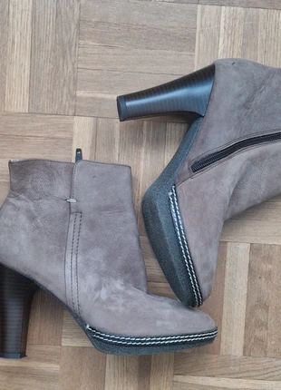 Bottines à talons taupe en cuir suédé – élégance et confort, marque: Liberto, état: Très bon état, taille: 38, 13,00 €, 14,35 € Protection acheteurs incluse