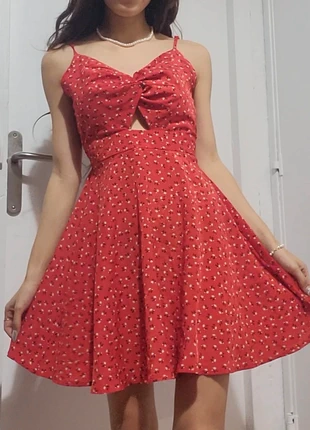 Robe rouge dos nu à petites fleurs, marke: Shein, zustand: Neu, größe: S / 36 / 8, 4,00 €, 4,90 € inklusive Vinted-Käuferschutz