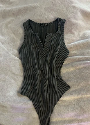 Zwarte & Grijze Gedreepte Boysuit met Inkijk van Fashion Nova, merk: Fashion Nova, staat: Nieuw zonder prijskaartje, maat: S / 36 / 8, € 25,00, € 26,95 inclusief Kopersbescherming