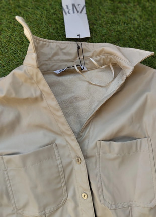 Taille S - Chemise en simili cuir coup clim - Neuf - Crème, marque: Zara, état: Neuf avec étiquette, taille: S / 36 / 8, 12,00 €, 13,30 € Protection acheteurs incluse