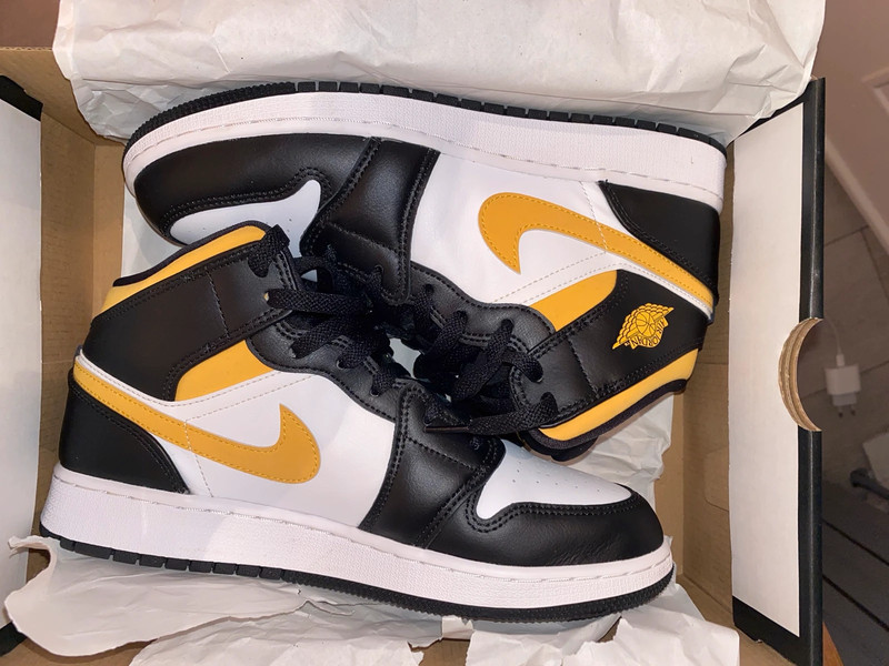 Nike air Jordan 1 mid White Pollen Black