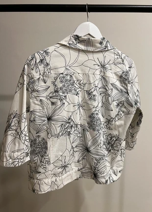 Jeansjacke mit Blumenmuster weiß schwarz, Gr. M / 38, merk: neumann, staat: Heel goed, maat: M / 38 / 10, € 14,00, € 15,40 inclusief Kopersbescherming