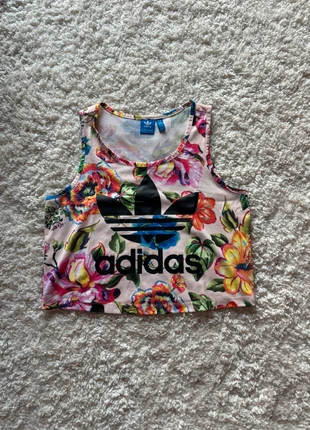 Top Adidas, brand: adidas, condizioni: Nuovo senza cartellino, taglia: M / IT 42 / EU 38, €6.00, €7.00 include la Protezione acquisti