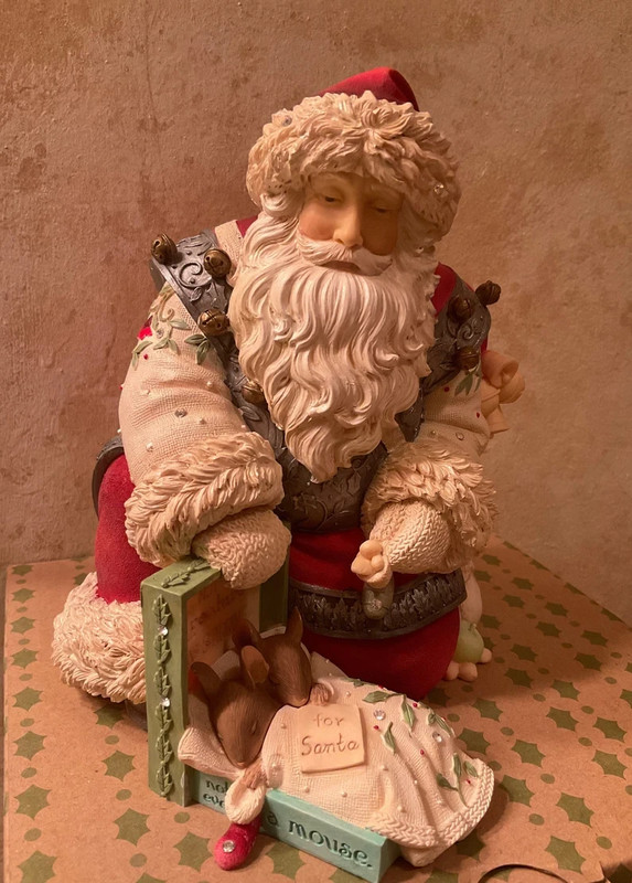 Enesco The Heart of Christmas Santa with Mice Figurine 2