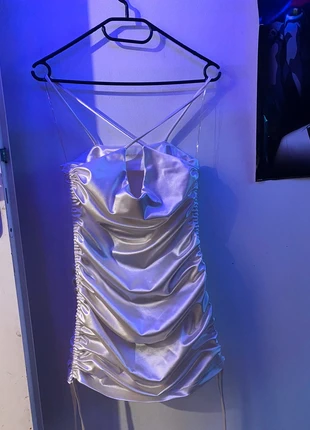 Robe en satin blanche, merk: je ne sais pas, staat: Heel goed, maat: M / 38 / 10, € 5,00, € 5,95 inclusief Kopersbescherming