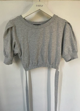 Felpa grigia Bershka con lacci da legare in vita, marque: Bershka, état: Très bon état, taille: S / 36 / 8, 4,00 €, 4,90 € Protection acheteurs incluse