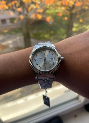 Montre argentée cadran blanc argenté – chiffres arabes – élégance et sobriété, marque: Quartz, état: Neuf avec étiquette, taille: 30–38 mm, 15,00 €, 16,45 € Protection acheteurs incluse