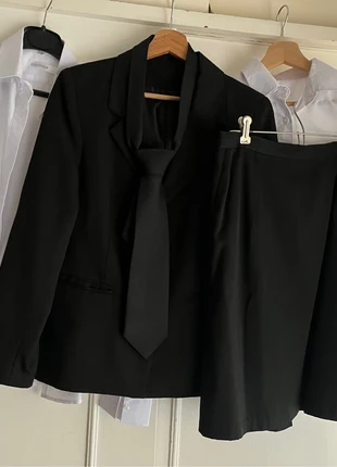 Traje Académico (2 camisas, blazer, saia e gravata), merk: Copitraje, staat: Heel goed, maat: M / 38 / 10, € 40,00, € 42,70 inclusief Kopersbescherming