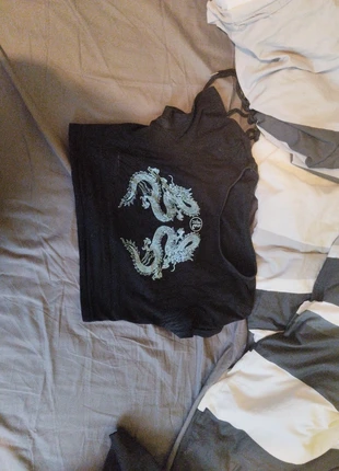 Crop top noir avec motif dragon, brand: Romwe, condition: Satisfactory, size: M / 38 / 10, €1.00, €1.75 includes Buyer Protection