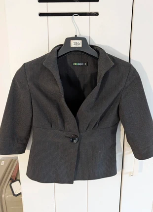 Vissavi short black crop blazer /
blazer court noir, merk: Vissavi, staat: Heel goed, maat: M / 38 / 10, € 30,00, € 32,20 inclusief Kopersbescherming