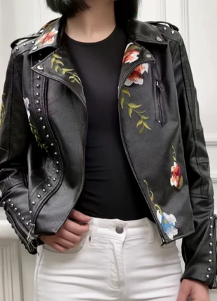 Veste moto noire à fleurs brodées et clous style rock bohème, marque: Bai Amour, état: Très bon état, taille: M / 38 / 10, 59,90 €, 63,60 € Protection acheteurs incluse