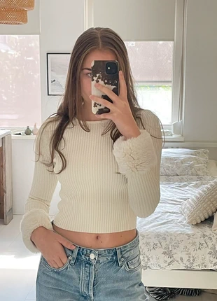 Zara knit sweater with faux fur cuffs, merk: Zara, staat: Heel goed, maat: XS / 34 / 6, € 10,00, € 11,20 inclusief Kopersbescherming
