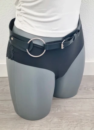 Elegante & stijlvolle PU leren riem/ ceintuur met zilverkleurige accenten #R3.2, staat: Heel goed, maat: Aanpasbaar, € 6,99, € 8,04 inclusief Kopersbescherming Pro